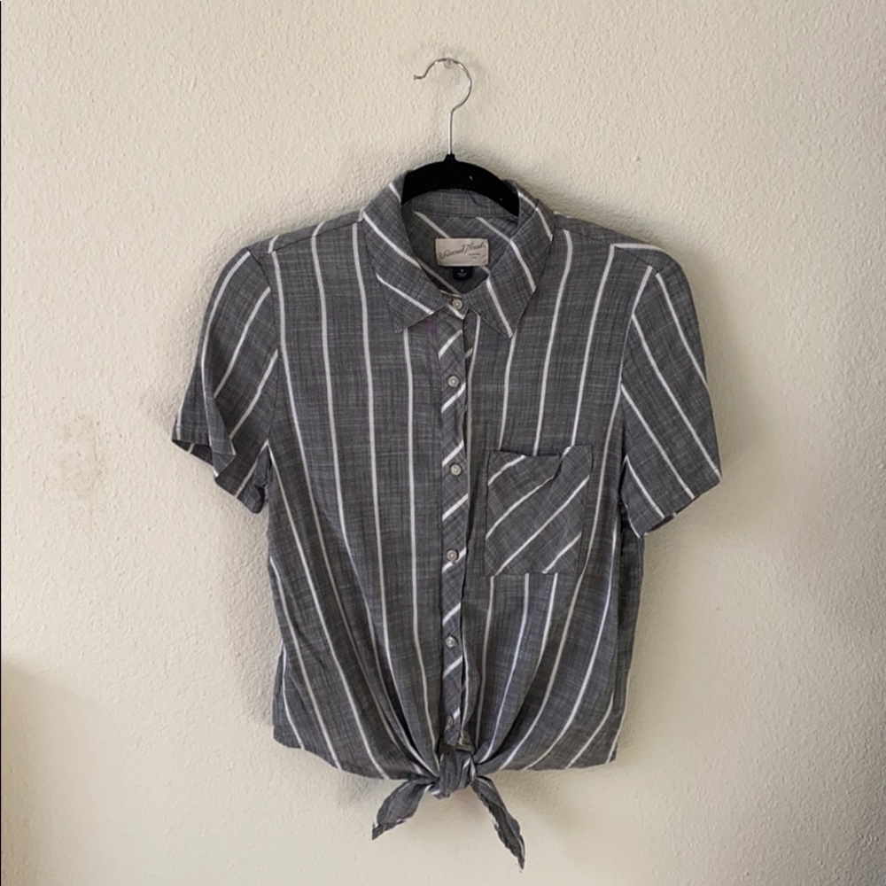 Target Universal Thread button down top, size M